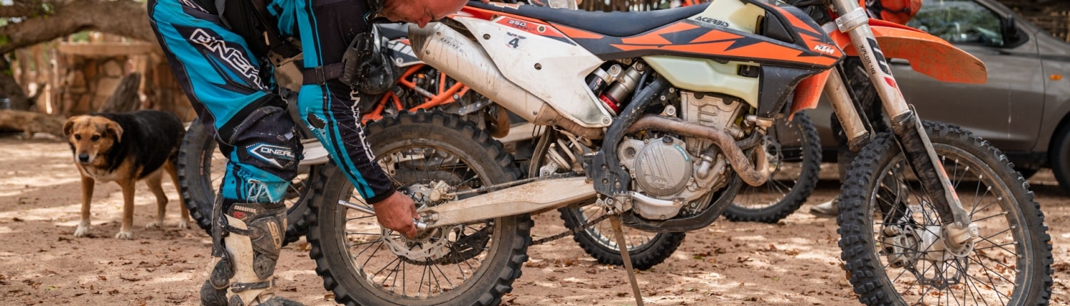 Namib-Enduro-Tours_Dirk-Mech_1WEB1920-107-1500x430